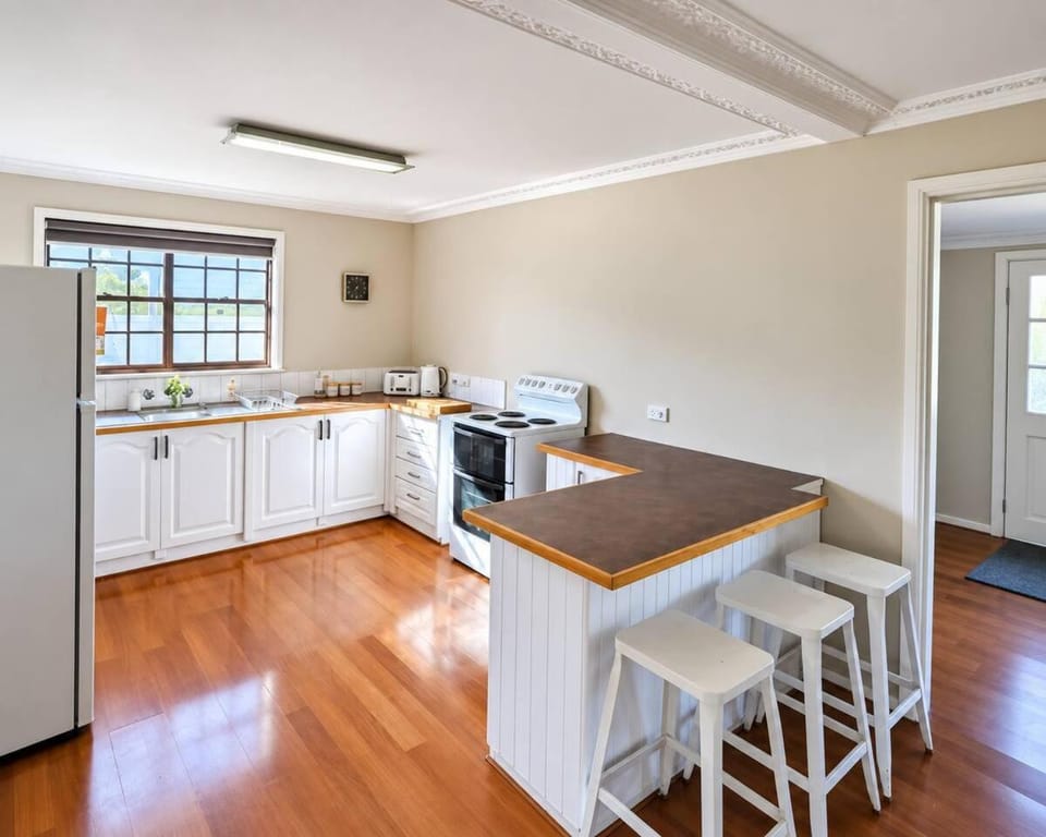 Kitchen or kitchenette, Seating area, Dining area