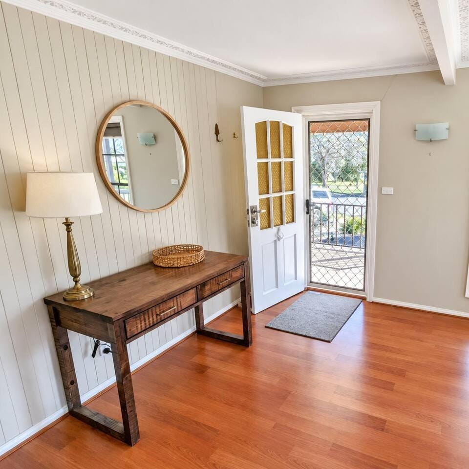 Facade/entrance, Decorative detail, furniture