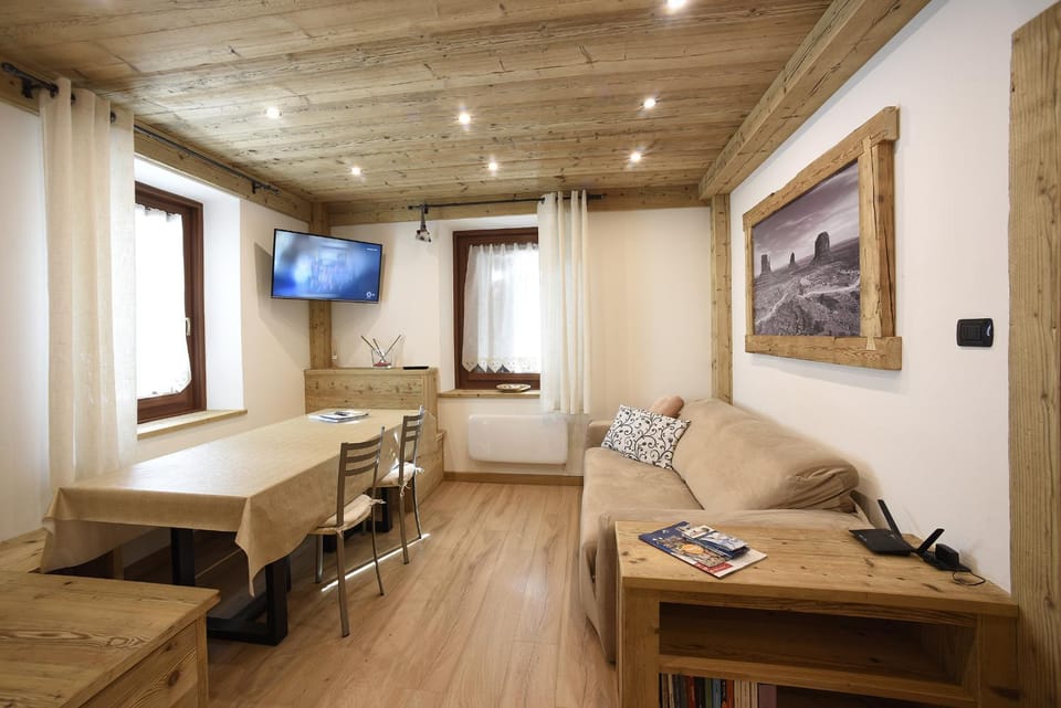 TV and multimedia, Living room, Seating area, Dining area