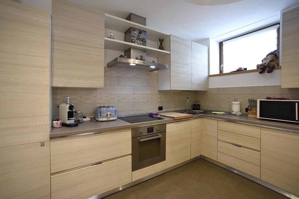 Coffee/tea facilities, Kitchen or kitchenette, dishwasher, oven, stove, toaster