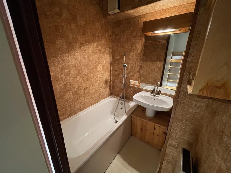 Charmant T2 cabine au pied des pistes avec balcon et commodités - FR-1-787-85 Cabin in Auvergne-Rhône-Alpes