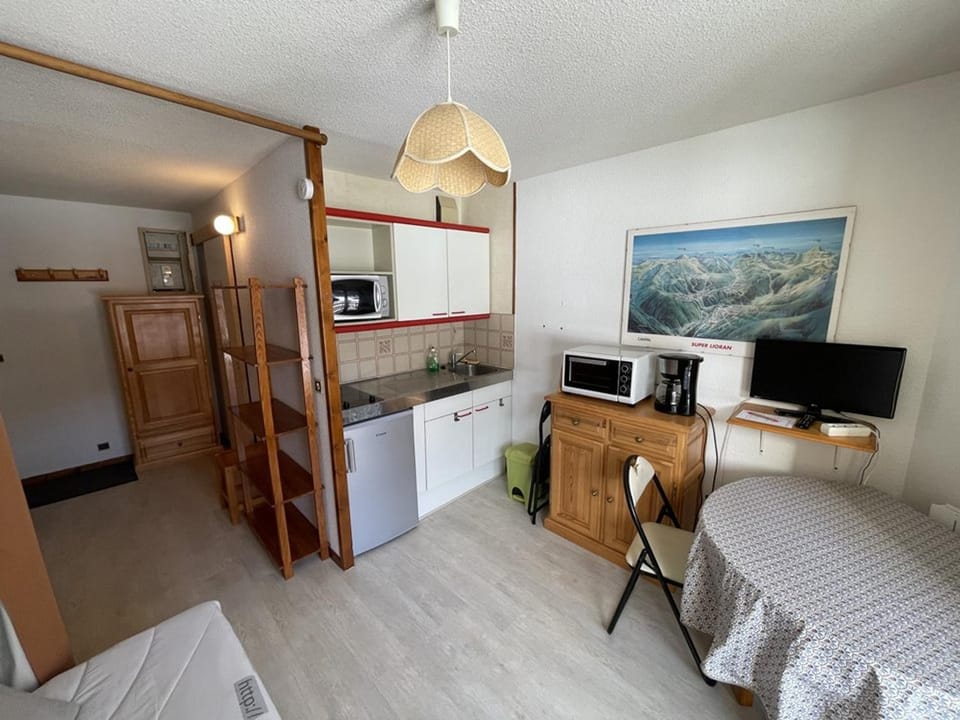 Studio confortable proche pistes ski & commerces - FR-1-787-95 Apartment in Auvergne-Rhône-Alpes