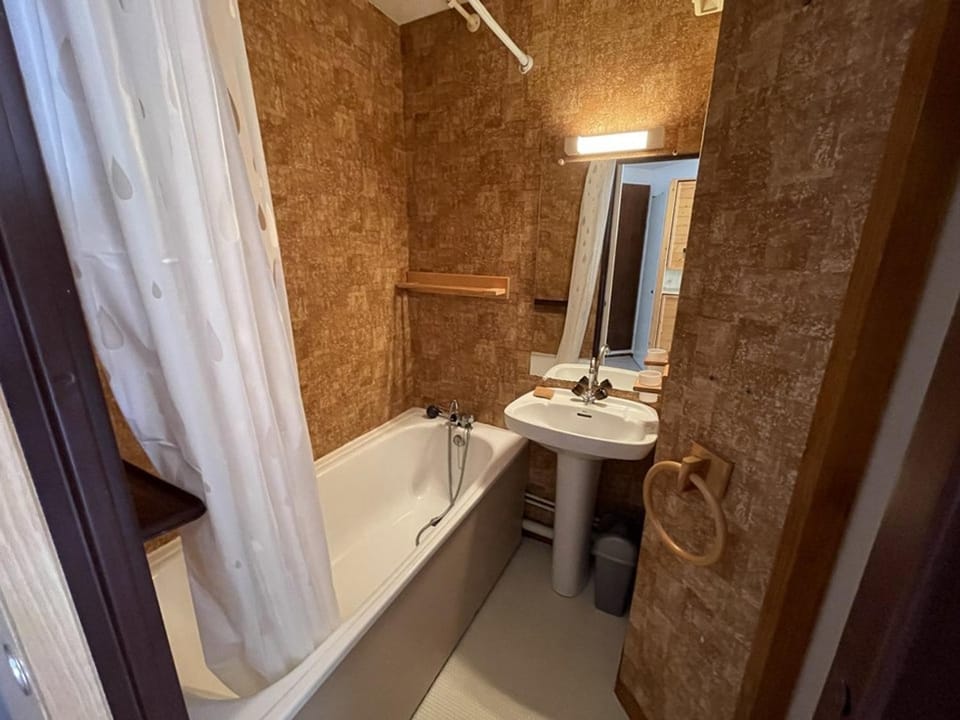 Studio confortable proche pistes ski & commerces - FR-1-787-95 Apartment in Auvergne-Rhône-Alpes