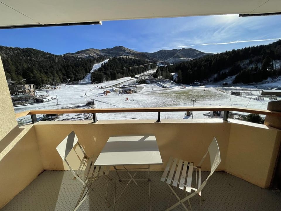 T2 cabine fonctionnel près des pistes, idéal 4-6 pers - FR-1-787-101 Cabin in Auvergne-Rhône-Alpes