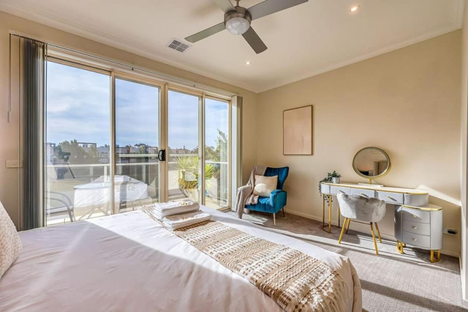 StayAU Pakenham Townhouse with Lakeview House in Pakenham