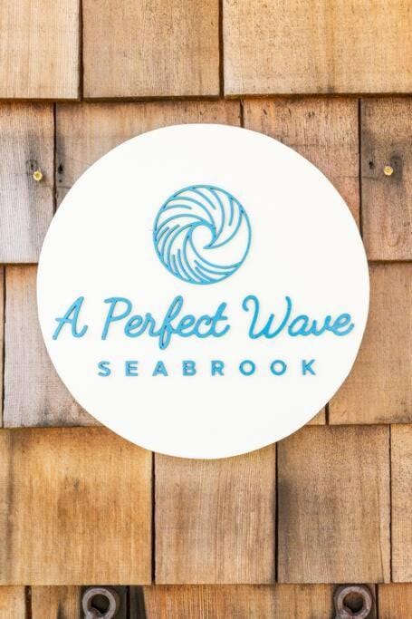 Seabrook 2 Bedroom cottage with hot tub, pets OK House in Seabrook