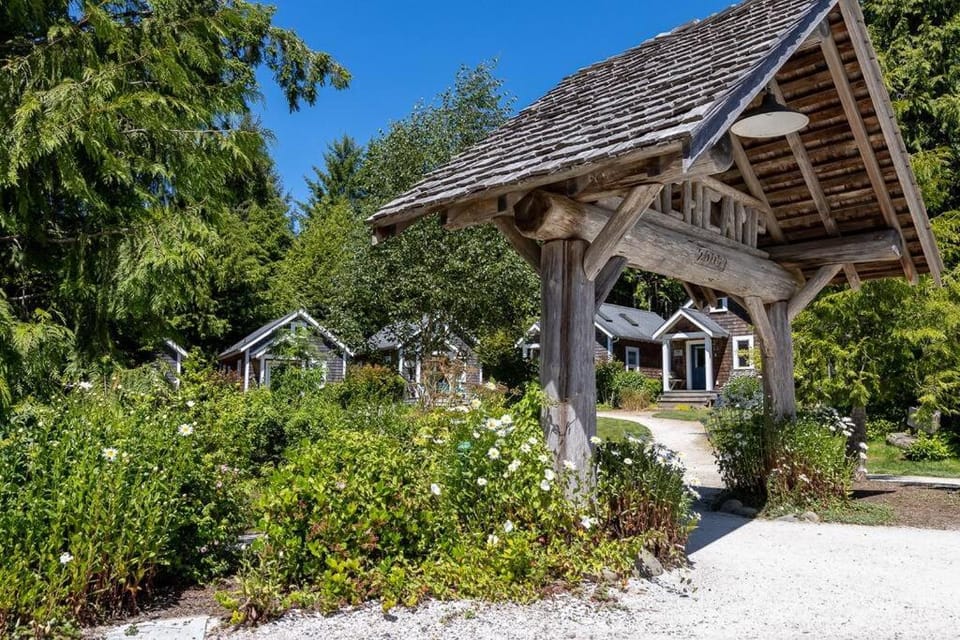 Seabrook 2 Bedroom cottage with hot tub, pets OK House in Seabrook