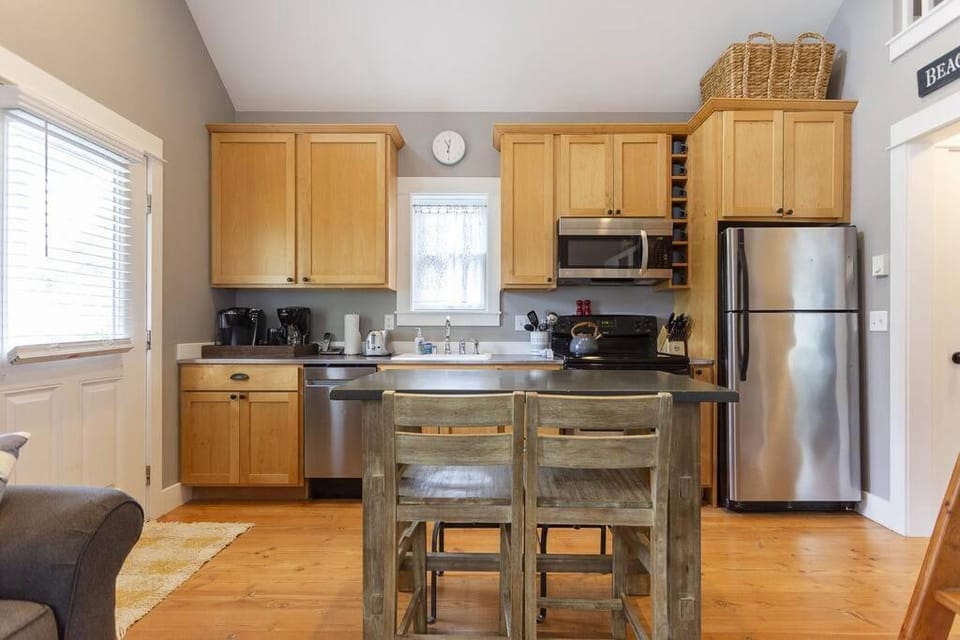 Seabrook 2 Bedroom cottage with hot tub, pets OK House in Seabrook