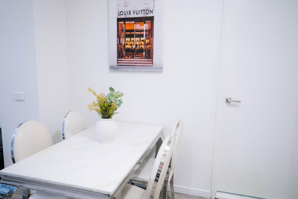 Lv61 SkyHigh CityView Comfort Cozy 1BR Retreat Apartment in Melbourne