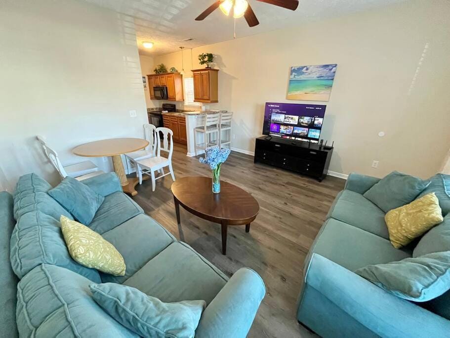 Lovely 2-level 2-br cottage, 2 blocks to beach House in Myrtle Beach