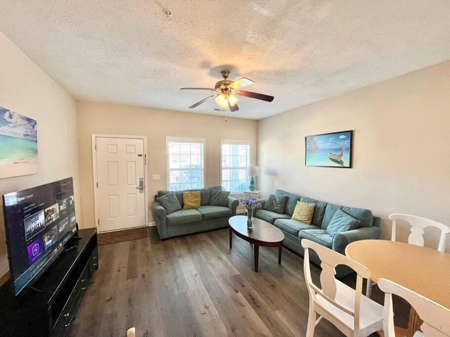 Lovely 2-level 2-br cottage, 2 blocks to beach House in Myrtle Beach