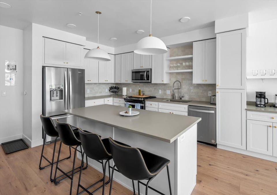 Kitchen or kitchenette, Dining area, stove