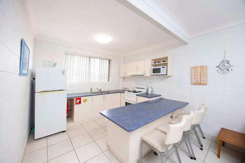 Kitchen or kitchenette, Dining area, oven, stove