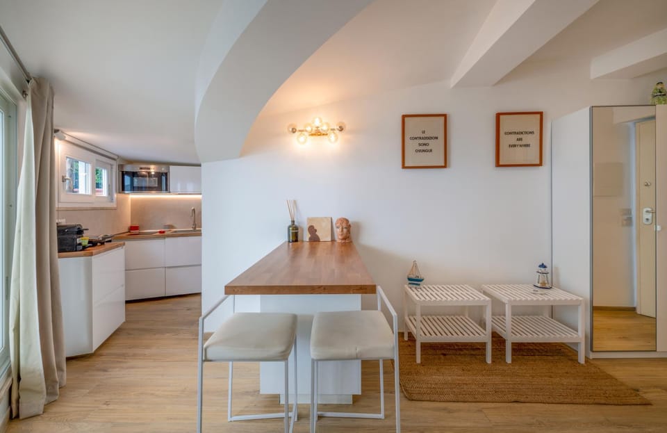 Kitchen or kitchenette, Dining area