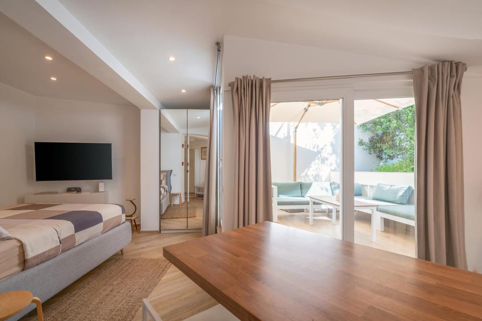 Bed, TV and multimedia, Seating area, Evening entertainment