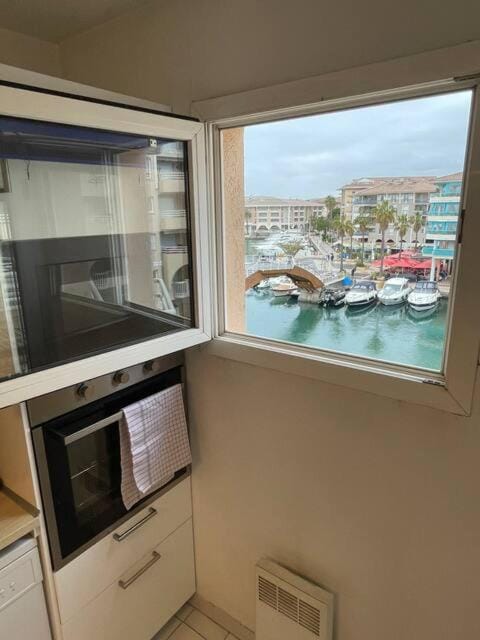 View (from property/room), Kitchen or kitchenette, Evening entertainment
