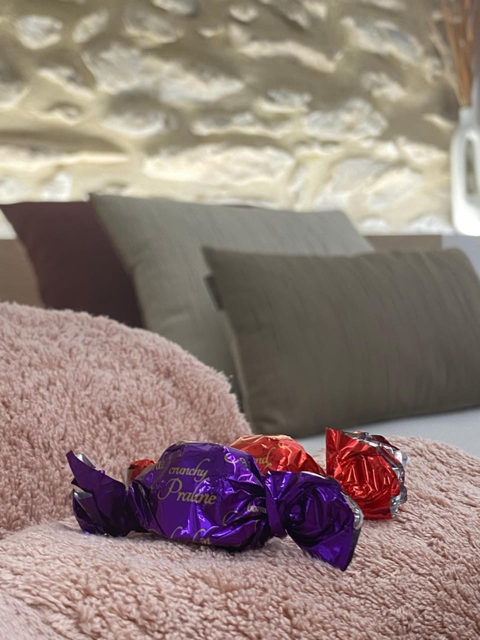 Bed, Seating area, Bedroom