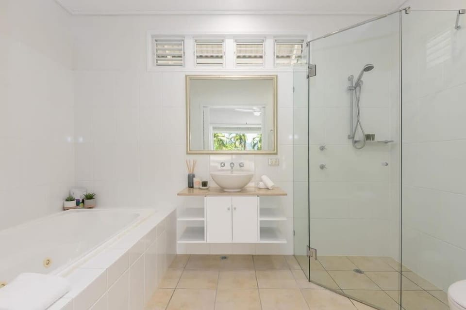 Shower, Toilet, Bathroom, Bath, towels