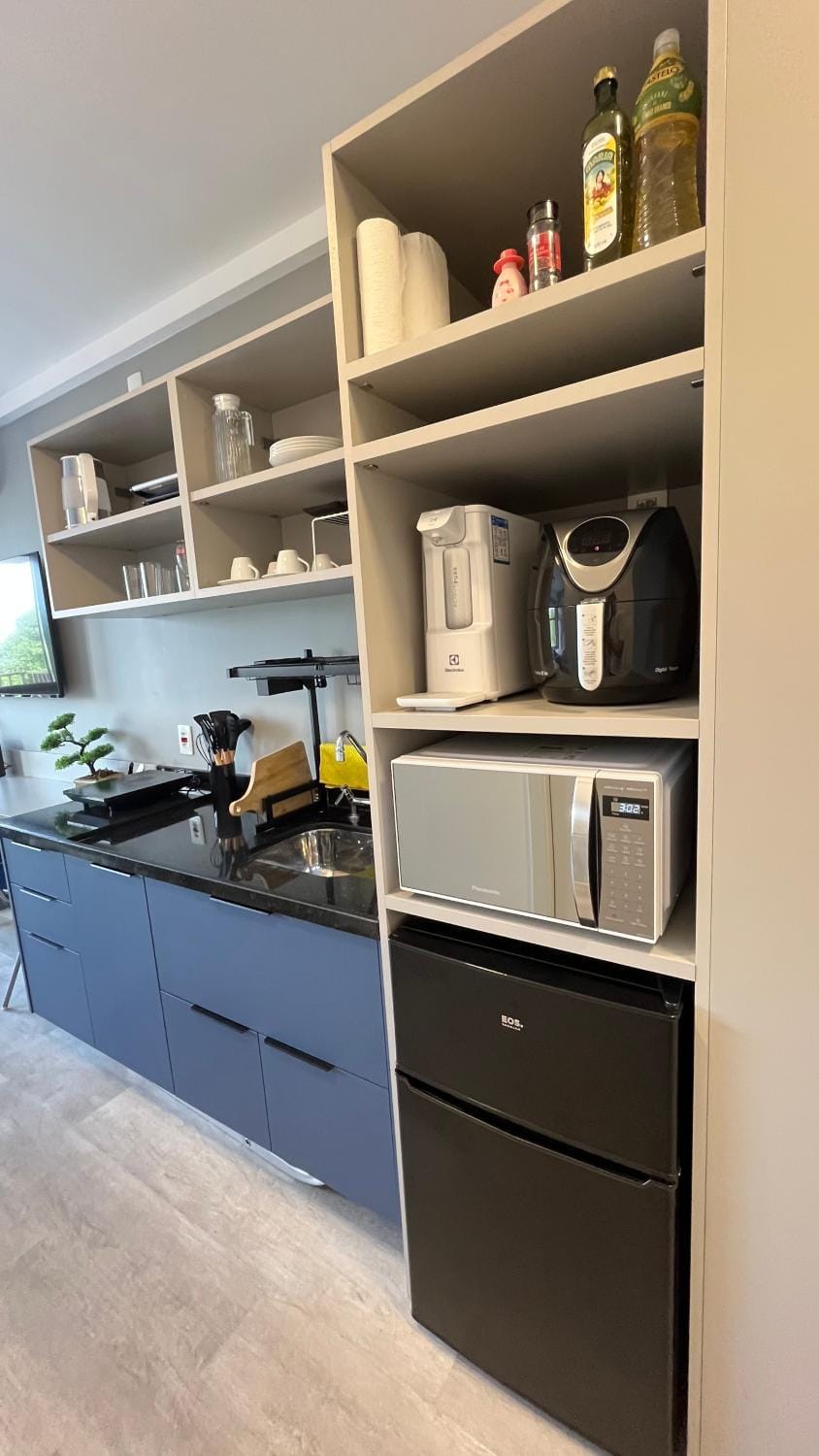 Kitchen or kitchenette, minibar
