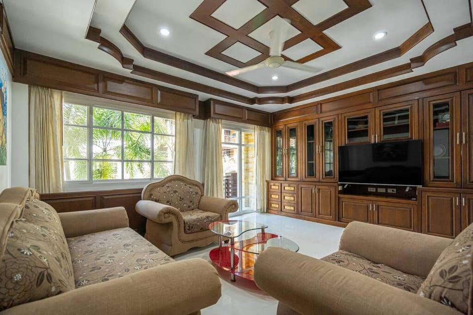 Communal lounge/ TV room, TV and multimedia, Living room, Evening entertainment