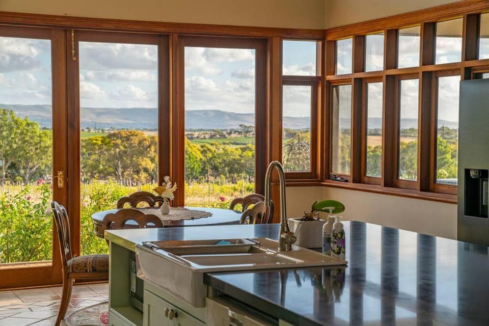 Condor Estate Spacious with Vineyard & Fireplace Villa in Adelaide