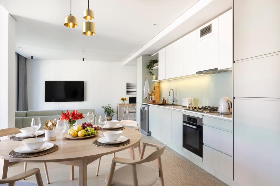 Coffee/tea facilities, Kitchen or kitchenette, Dining area, dishwasher, oven, stove