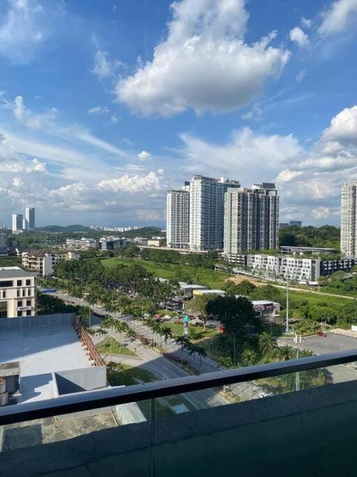 Cozy 2BR 2Bath 2-5 Pax Cybersquare King and Queen Beds Wi-Fi Netflix 1313 House in Selangor, Malaysia