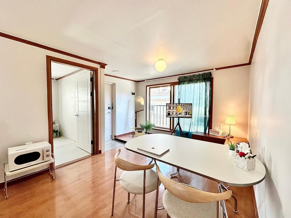 TV and multimedia, Living room, Seating area, Dining area, microwave
