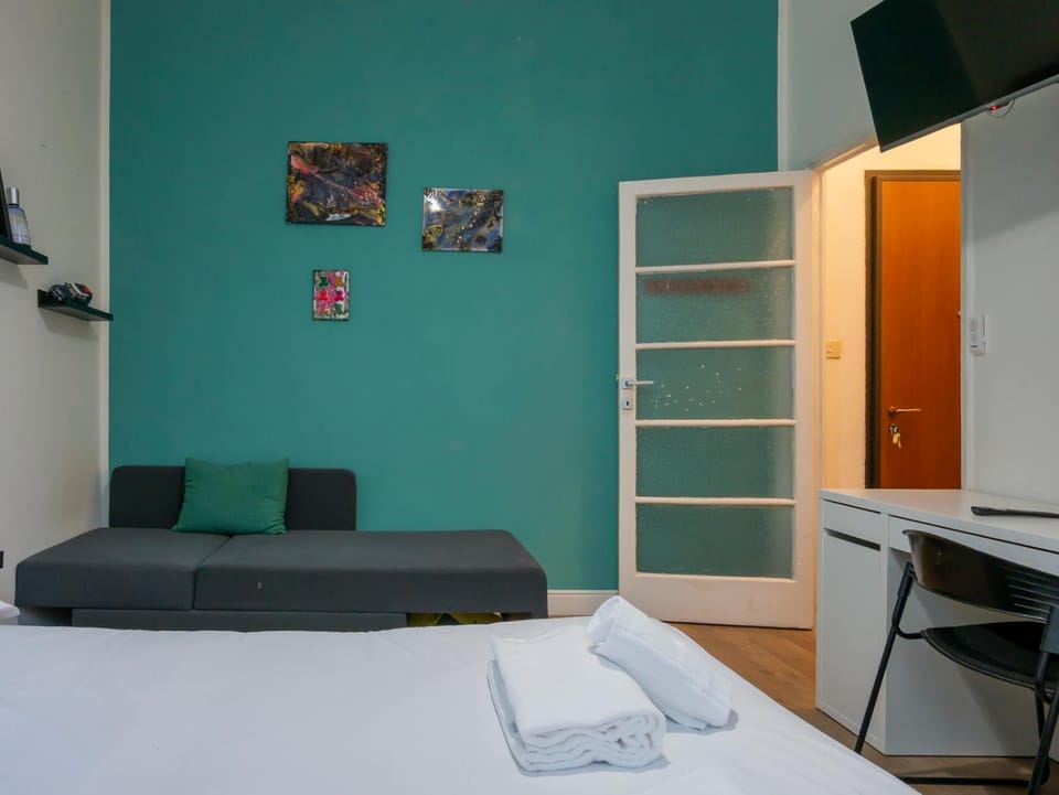 Bed, TV and multimedia, Bedroom, towels