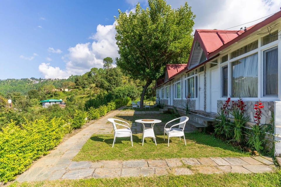 Property building, Patio, Natural landscape, Dining area, Garden view, Mountain view