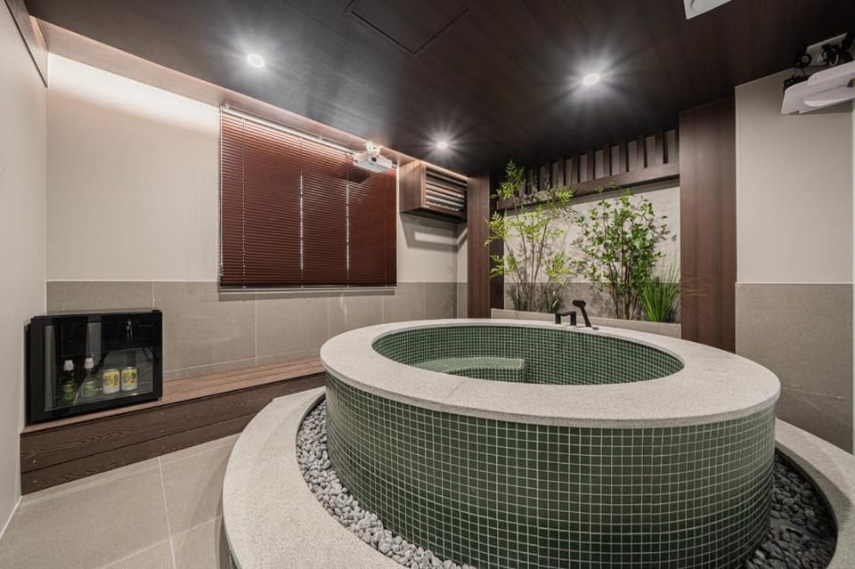 Hot Tub, Bath