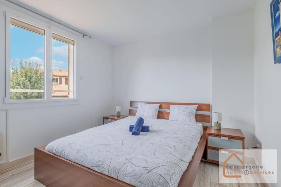 Bed, Photo of the whole room, Bedroom, internet, towels