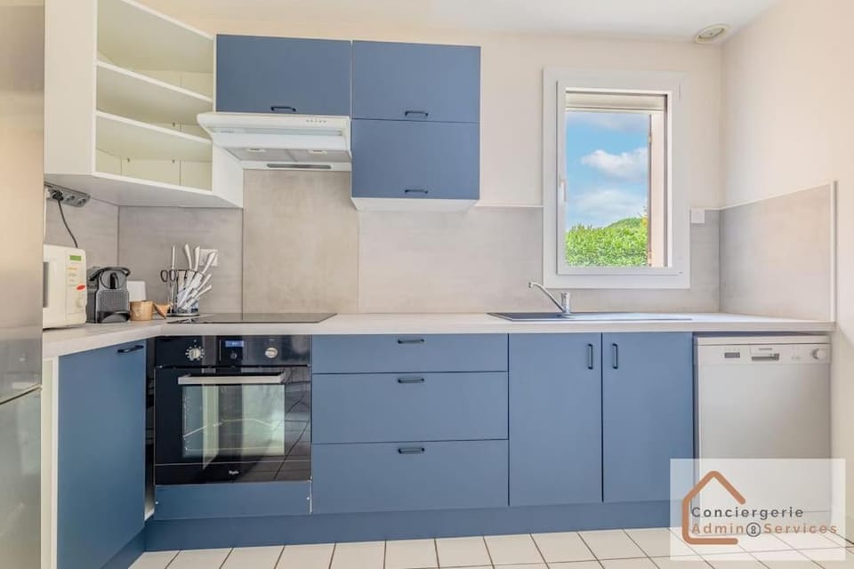 Coffee/tea facilities, Kitchen or kitchenette, dishwasher, microwave, oven, stove, kitchen