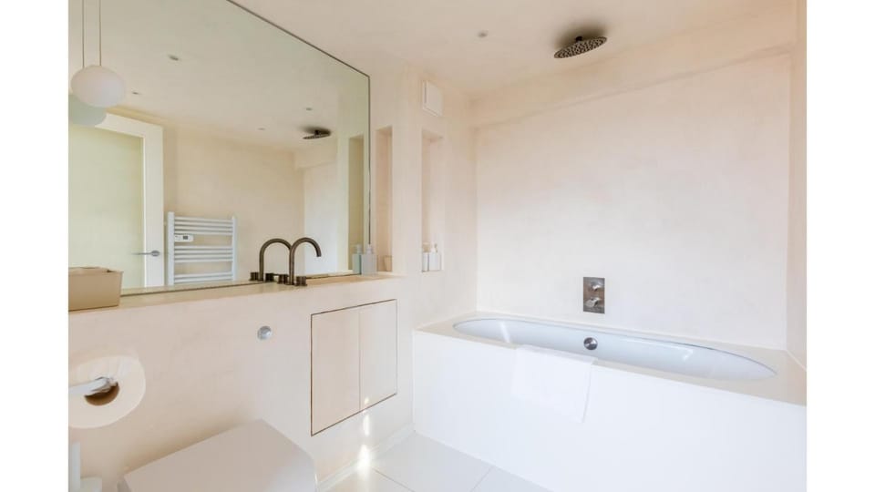 Chic 1BD Warehouse Conversion Hackney Apartment in London Borough of Hackney