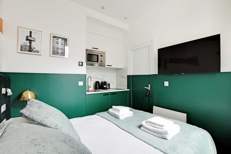 Modern Studio with A-C - Near Montmartre Apartment in Paris