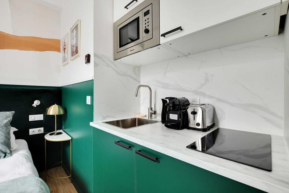 Coffee/tea facilities, Kitchen or kitchenette, microwave, stove, toaster