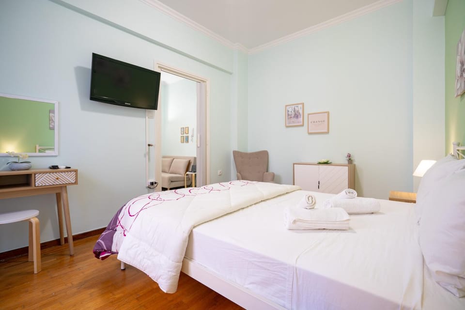 Bed, TV and multimedia, Bedroom