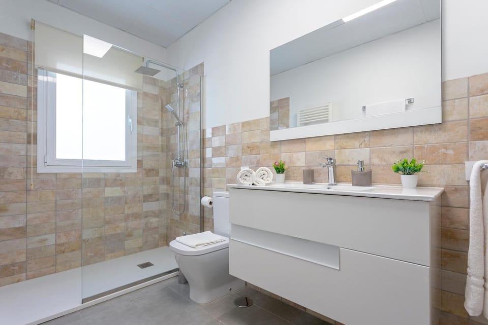 Shower, Toilet, Bathroom, hair dryier, towels