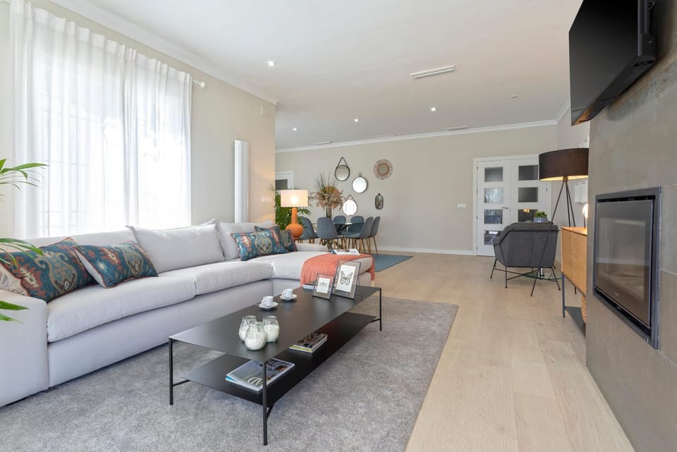 Communal lounge/ TV room, TV and multimedia, Living room, Seating area, Dining area
