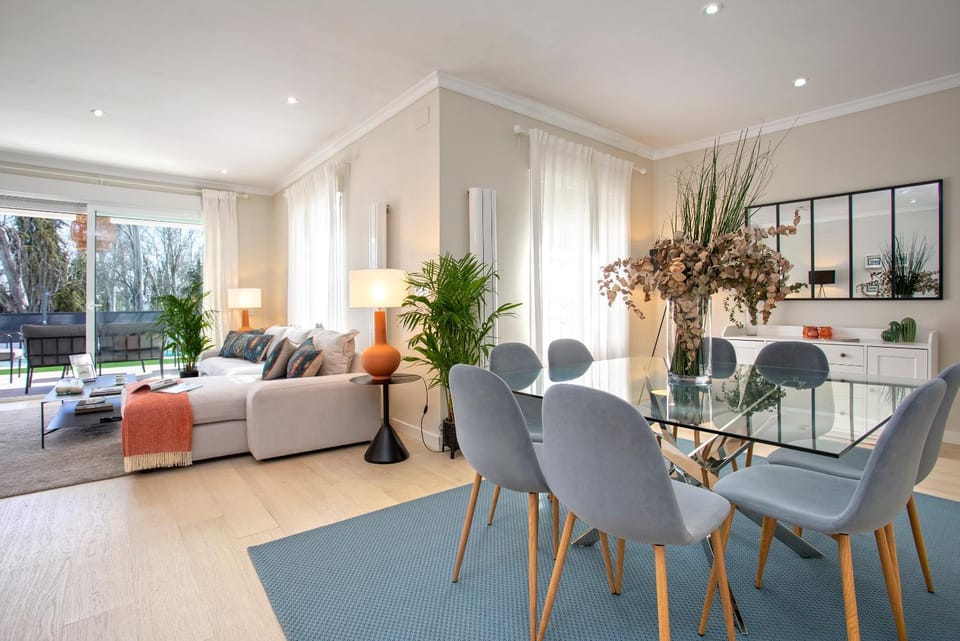 Communal lounge/ TV room, TV and multimedia, Living room, Seating area, Dining area