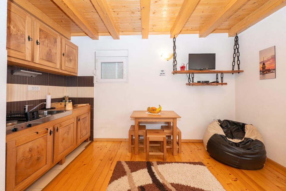 Kitchen or kitchenette, Dining area