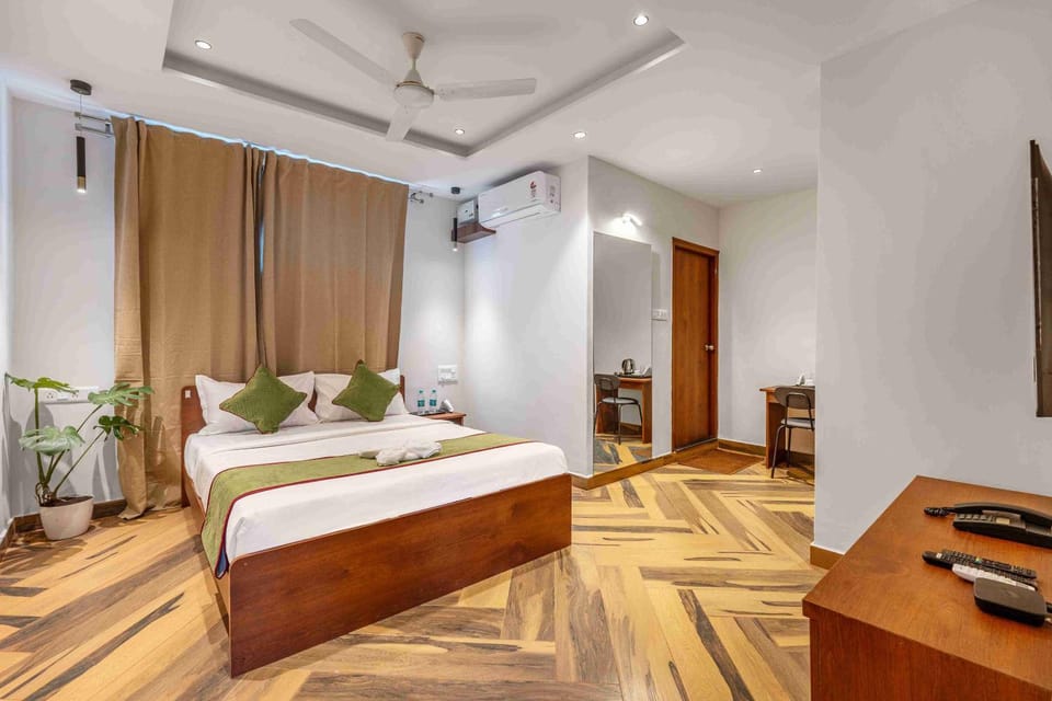 Bed, TV and multimedia, Bedroom, wardrobe, air conditioner
