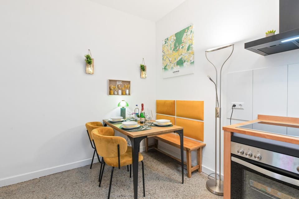 Kitchen or kitchenette, Seating area, Dining area, oven, stove