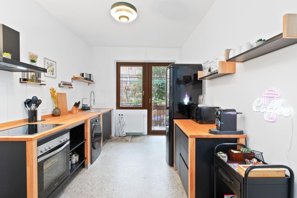 Coffee/tea facilities, Kitchen or kitchenette, dishwasher, microwave, oven, stove, toaster, washing machine, kitchen