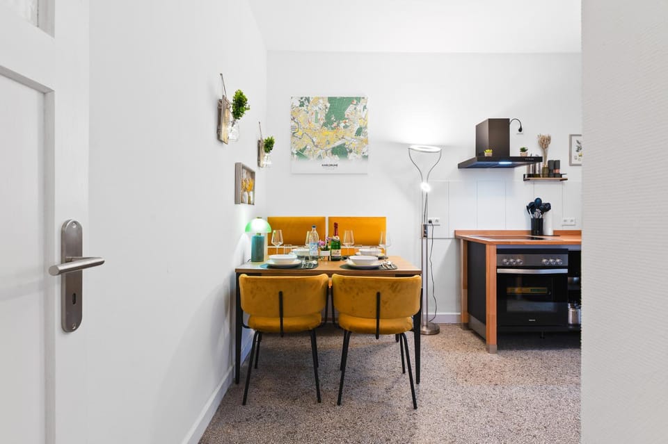 Kitchen or kitchenette, Dining area, oven