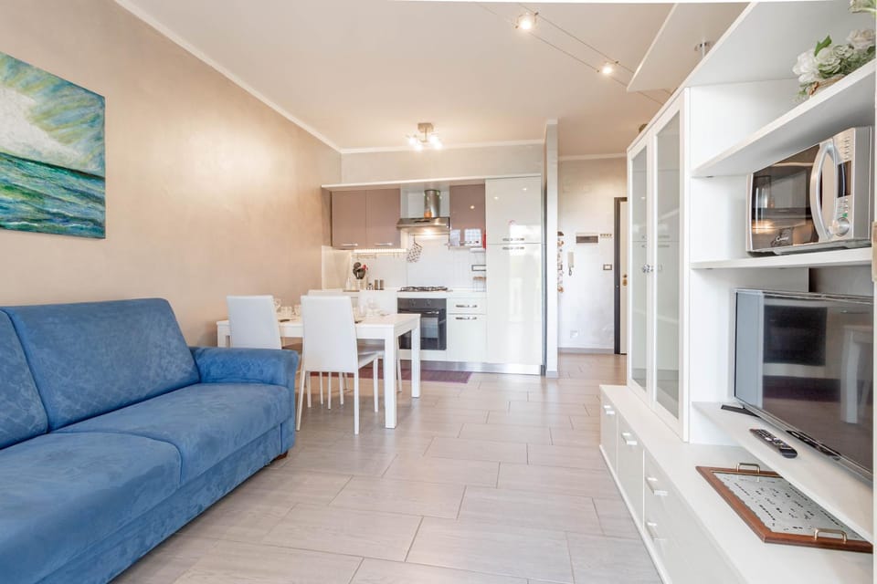 TV and multimedia, Kitchen or kitchenette, Living room, Seating area, Dining area