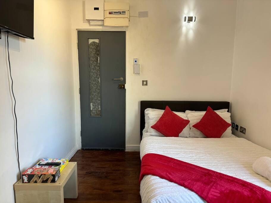 Bed, TV and multimedia, Photo of the whole room, Bedroom
