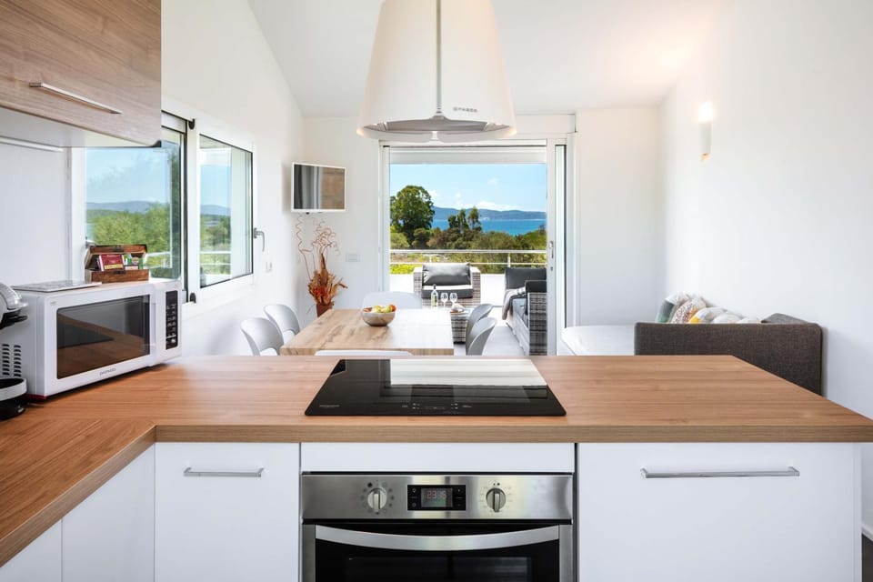 Coffee/tea facilities, Living room, Seating area, Dining area, Sea view, dishwasher, oven, stove, washing machine