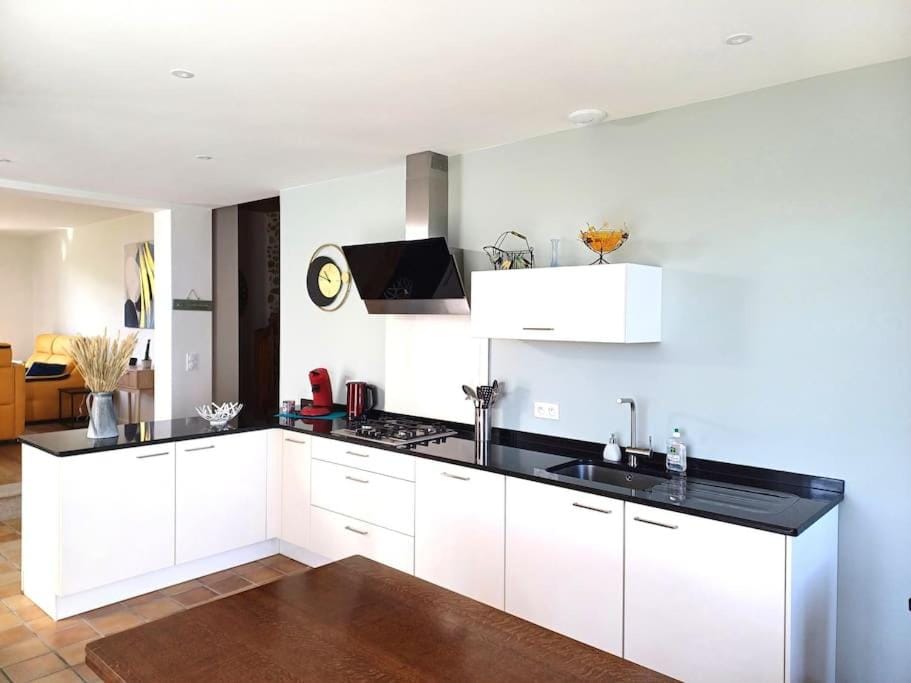 Coffee/tea facilities, Kitchen or kitchenette, dishwasher, microwave, oven, stove