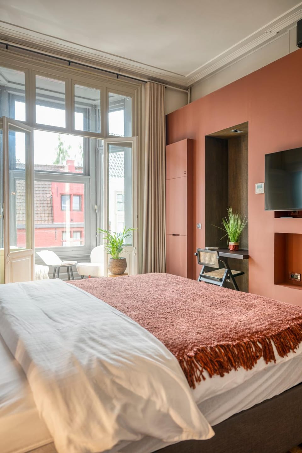 Bed, TV and multimedia, Bedroom